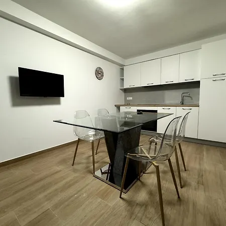 L'ancora Luxury 아파트호텔 폴리코로